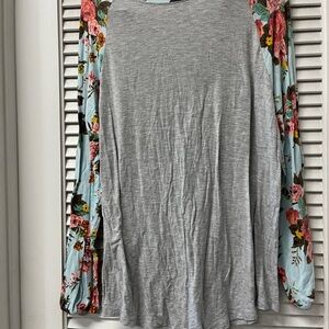 MATILDA JANE ✨XL✨Gray Top with Floral Sleeves